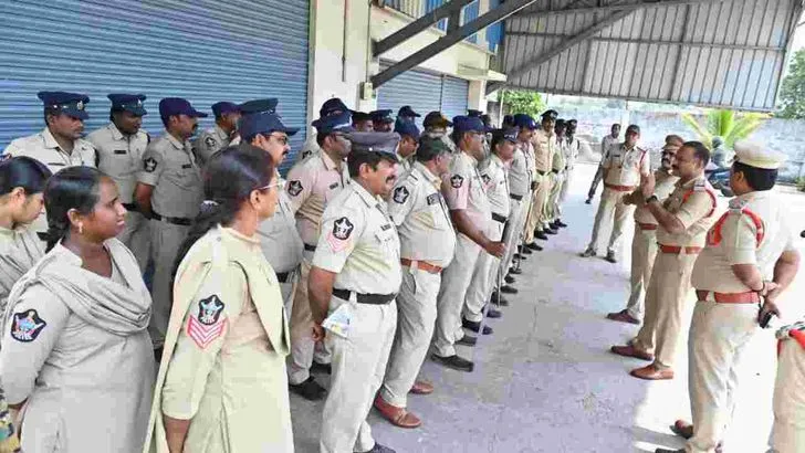  ఏపీ వ్యాప్తంగా ఏబీఎన్-ఆంధ్రజ్యోతి కార్యాలయాల వద్ద ఉద్రిక్త పరిస్థితులు