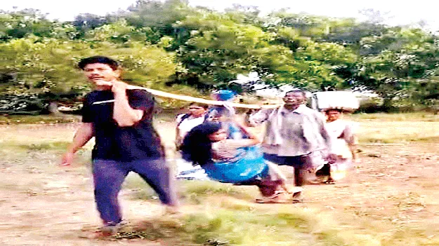 డోలీలో మోస్తూ.. నాలుగు కిలోమీటర్లు నడిచి..