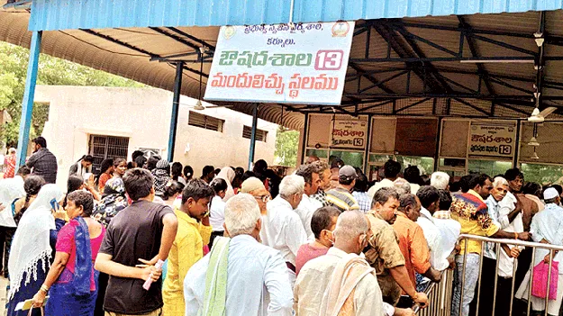 జీజీహెచకు రోగులు క్యూ 