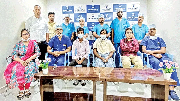 కుమారుడికి తల్లి కిడ్నీ దానం