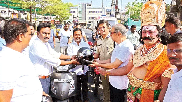 ట్రాఫిక్‌ నిబంధనలు పాటించాలి