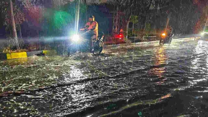 హైదరాబా‌ద్‌లో భారీ వర్షం.. 