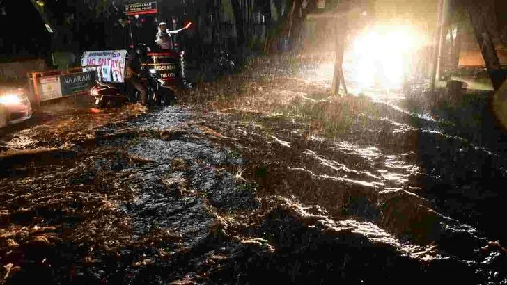 హైదరాబా‌ద్‌లో భారీ వర్షం.. 