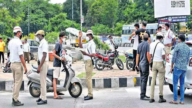 నకిలీ నంబర్ ప్లేట్లపై హైదరాబాద్ ట్రాఫిక్ పోలీసుల ఉక్కుపాదం