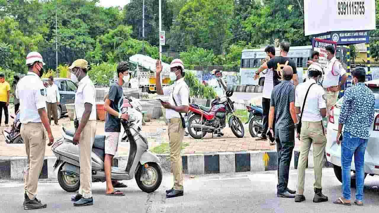 నకిలీ నంబర్ ప్లేట్లపై హైదరాబాద్ ట్రాఫిక్ పోలీసుల ఉక్కుపాదం