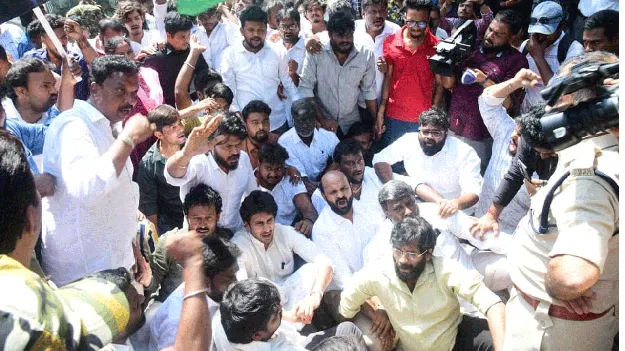 వీధి వ్యాపారుల కోసమా... రాజకీయ మైలేజీ కోసమా?