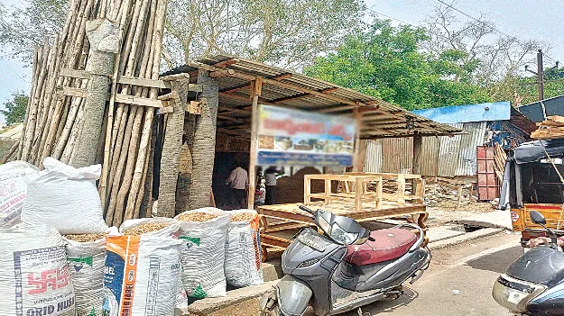 పొంచిఉన్న ప్రమాదం 