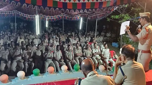 ఖాకీ నీడలో..