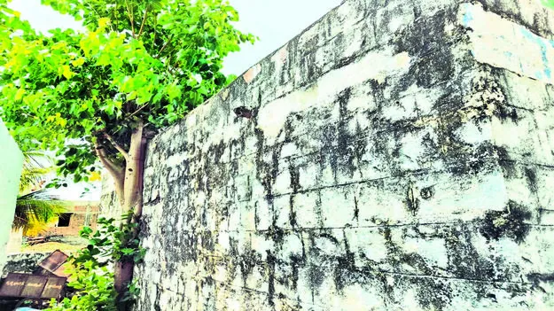 BUILDING: శిథిలావస్థలో భవనం