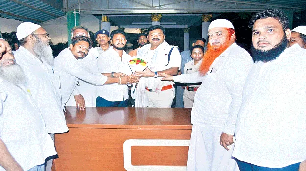    బక్రీద్‌ను శాంతియుతంగా నిర్వహించుకోవాలి