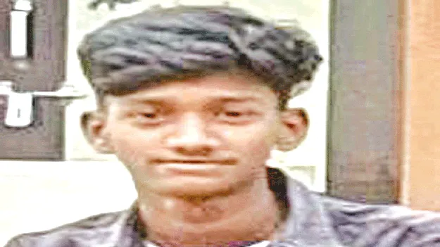 బస్సు ఢీకొని ఇంటర్‌ విద్యార్థి మృతి