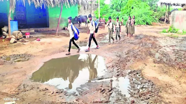 ROAD: మురుగులోనే బడి దారి