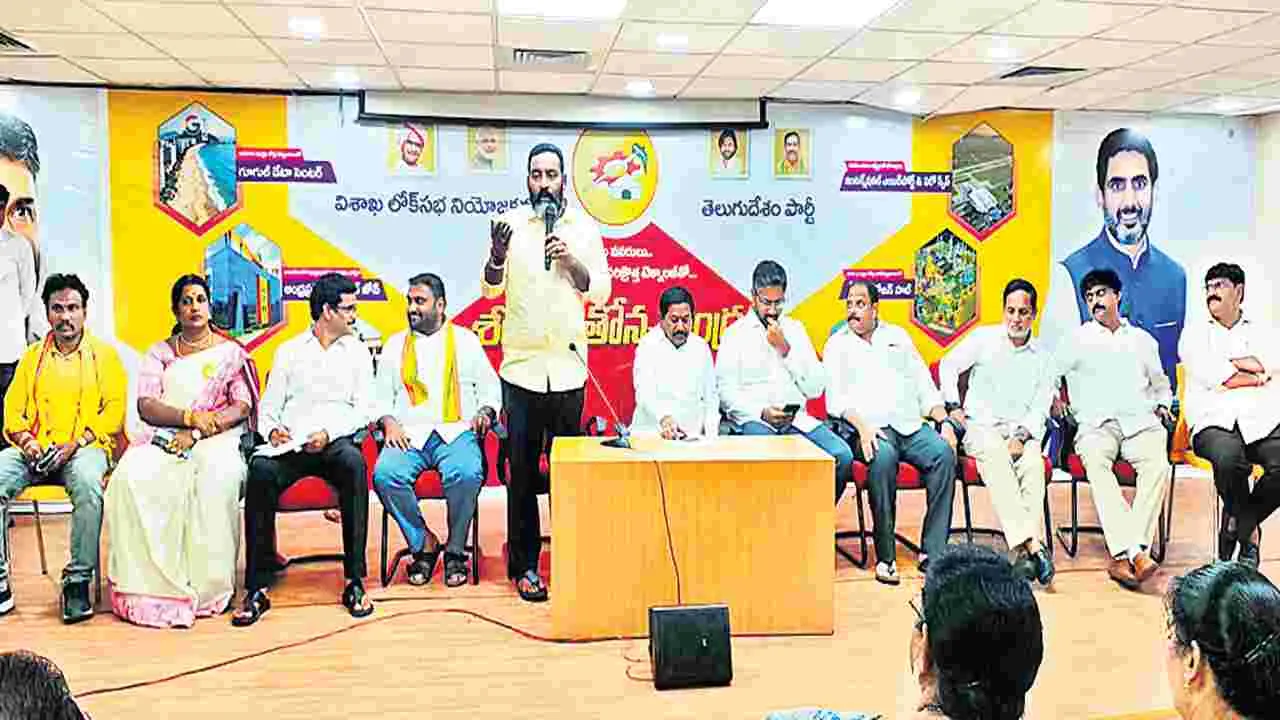వైసీపీ వాసనలు పోని సచివాలయాలు