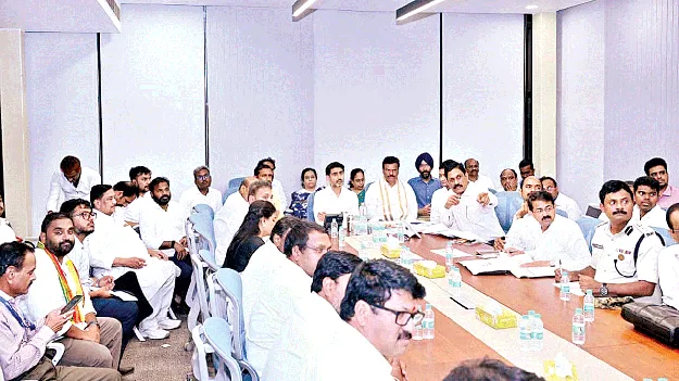 ఏర్పాట్లు పరిశీలిస్తూ.. అధికారులతో సమీక్షిస్తూ..