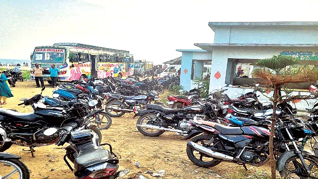 పార్కింగ్‌ స్థలం లేక.. పర్యాటకుల అగచాట్లు 