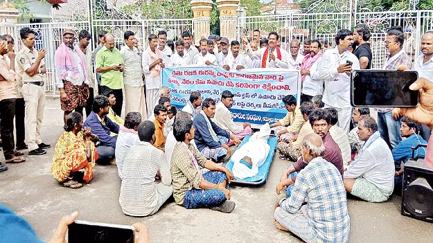 నిందితులను అరెస్టు చేయాలి 