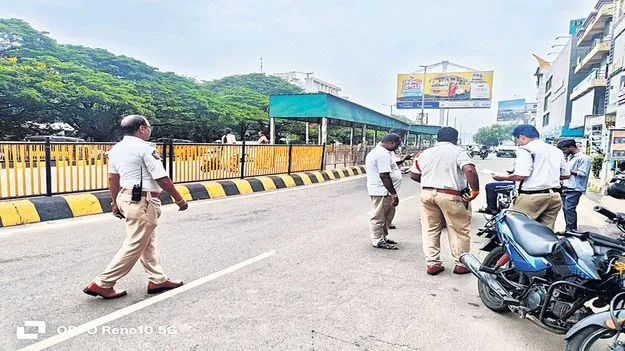ట్రాఫిక్‌ విధులు  గాలికొదిలి...
