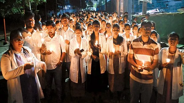కొవ్వొత్తుల ర్యాలీ చేస్తున్న జూడాలు