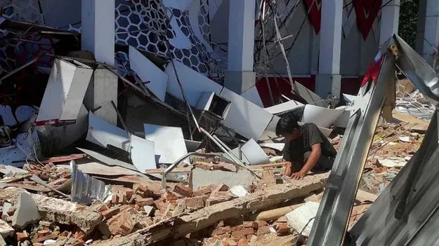 ఇండోనేషియాలో 7.4 తీవ్రతతో భూకంపం.. సునామీ హెచ్చరికలు!