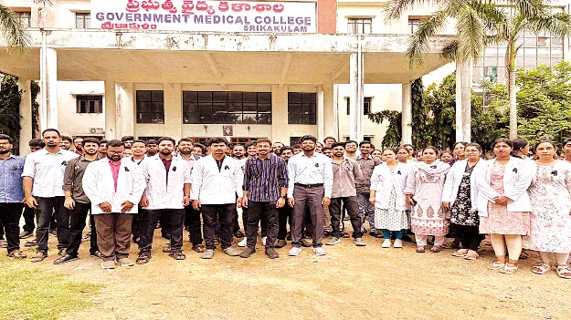  నల్లబ్యాడ్జీలు ధరించి జూడాల నిరసన