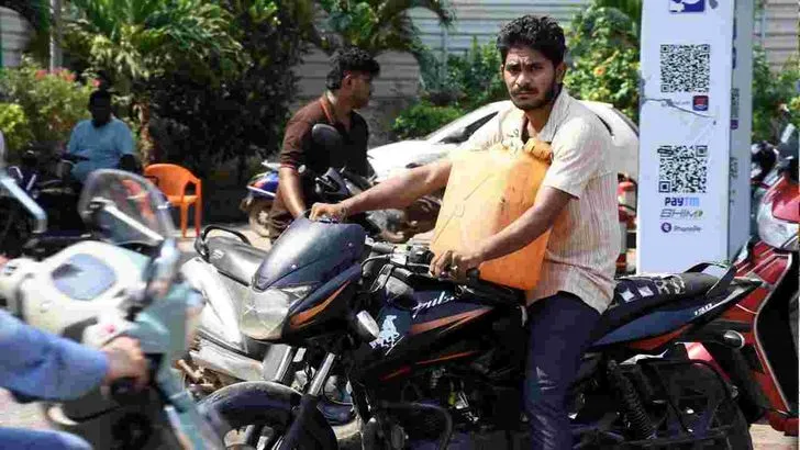 తిరుపతి, కడపలో ఇంధన కొరత.. పెట్రోల్ బంకుల వద్ద భారీ క్యూలు