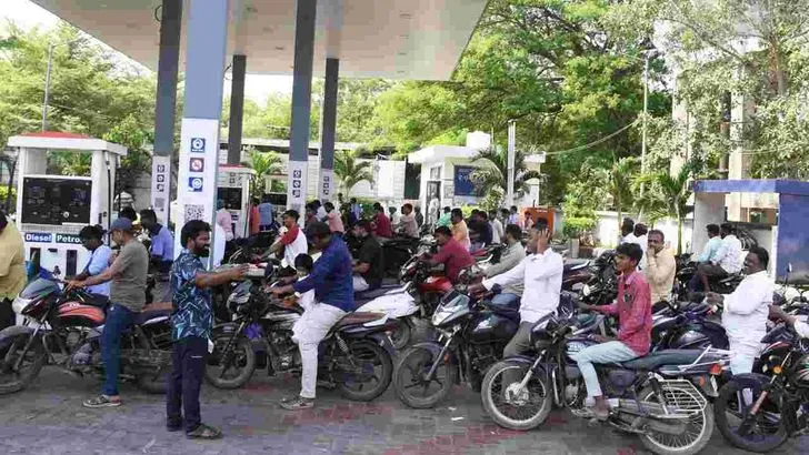 తిరుపతి, కడపలో ఇంధన కొరత.. పెట్రోల్ బంకుల వద్ద భారీ క్యూలు