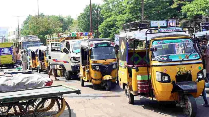 తిరుపతి, కడపలో ఇంధన కొరత.. పెట్రోల్ బంకుల వద్ద భారీ క్యూలు