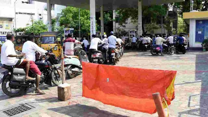 తిరుపతి, కడపలో ఇంధన కొరత.. పెట్రోల్ బంకుల వద్ద భారీ క్యూలు