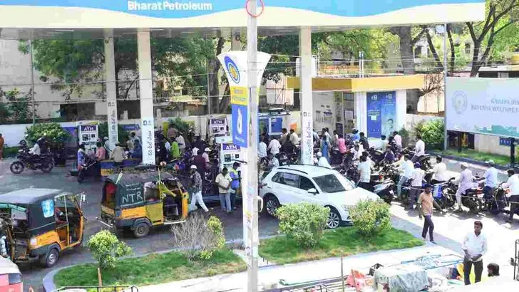 తిరుపతి, కడపలో ఇంధన కొరత.. పెట్రోల్ బంకుల వద్ద భారీ క్యూలు