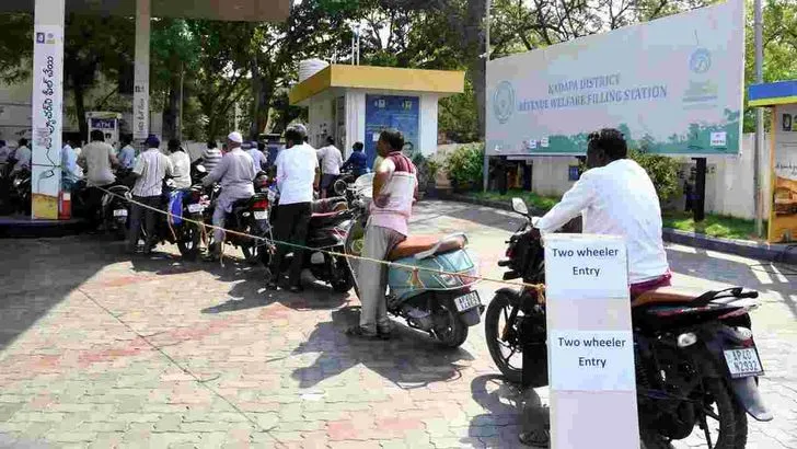 తిరుపతి, కడపలో ఇంధన కొరత.. పెట్రోల్ బంకుల వద్ద భారీ క్యూలు