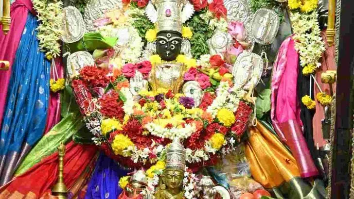 శ్రావణ శుక్రవారం.. భక్తులతో కిటకిటలాడిన ఆలయాలు