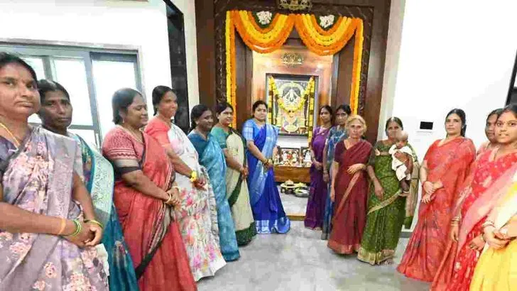 శ్రావణ శుక్రవారం.. భక్తులతో కిటకిటలాడిన ఆలయాలు