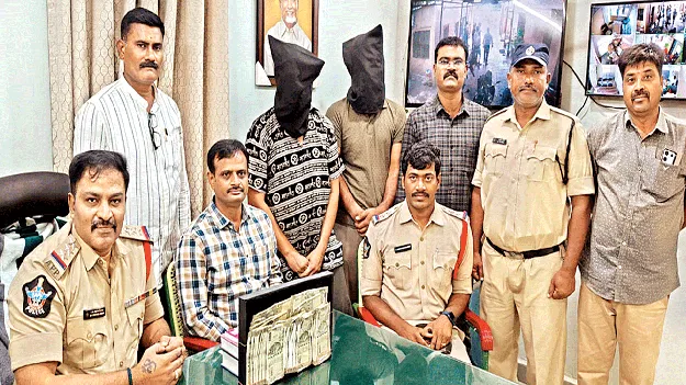 చైన్‌ స్నాచర్ల అరెస్టు 