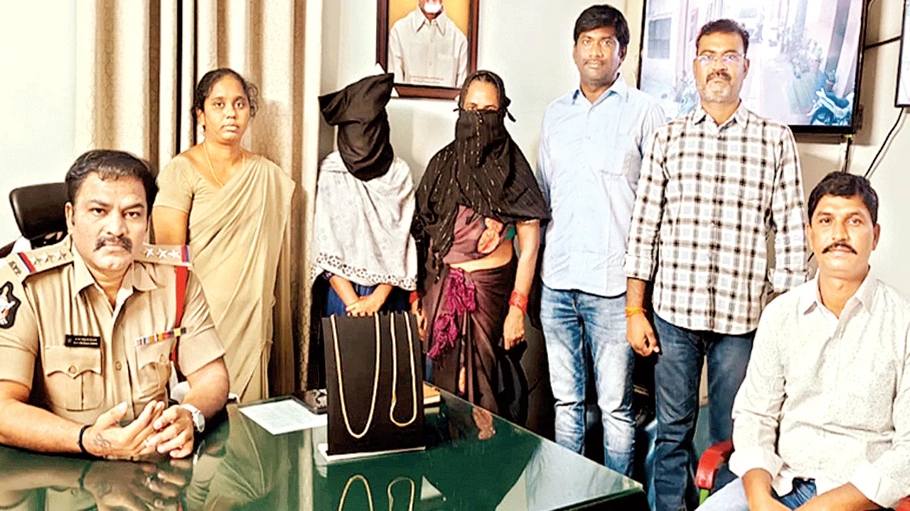 చోరీ కేసులో ఇద్దరు నిందితుల అరెస్టు 