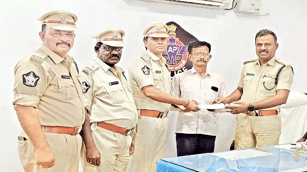 హోంగార్డు కుటుంబాలకు రూ.4 లక్షలు 