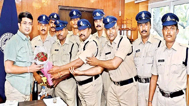 పోలీసు శాఖ ప్రతిష్టను పెంచండి