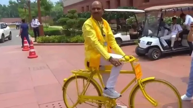 ఢిల్లీ వీధుల్లో ‘సైకిల్ ఎంపీ’ సందడి.. కలిశెట్టి దార్శనికతకు నెటిజన్ల సలామ్!