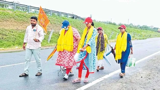మనవడి కోసం.. 70 ఏళ్ల అమ్మమ్మ నడక