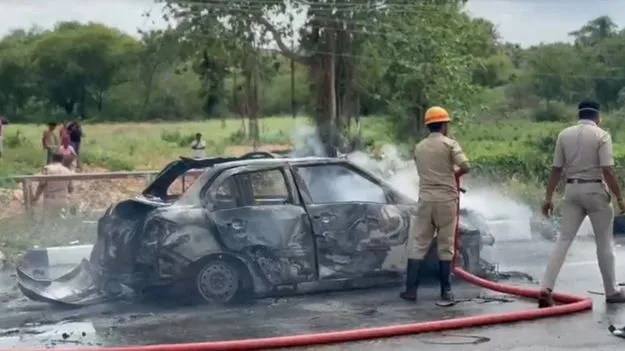 కారులో బాంబు పేలుడు.. వ్యక్తి సజీవ దహనం