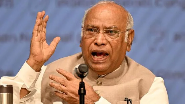 టీఎంసీ ఎంపీ అభిషేక్ బెనర్జీపై దాడి.. ఖండించిన ఖర్గే 
