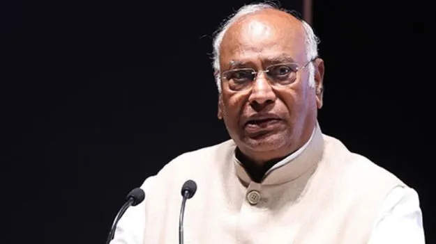 అమెరికా ఒత్తిడికి కేంద్రం లొంగిపోయింది: ఖర్గే 