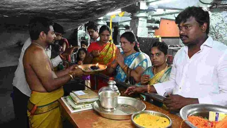 శ్రావణ శుక్రవారం.. భక్తులతో కిటకిటలాడిన ఆలయాలు