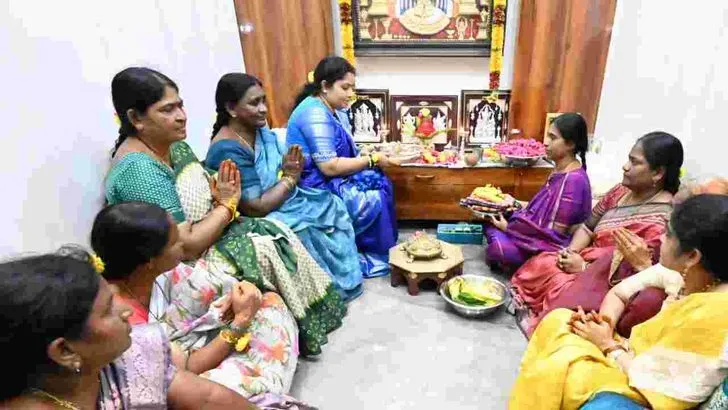 శ్రావణ శుక్రవారం.. భక్తులతో కిటకిటలాడిన ఆలయాలు