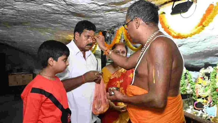 శ్రావణ శుక్రవారం.. భక్తులతో కిటకిటలాడిన ఆలయాలు