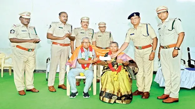 నిబద్ధతతో విధులు నిర్వహించండి 