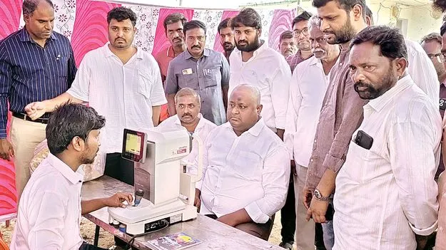 సేవా దృక్పథాన్ని అలవర్చుకోవాలి