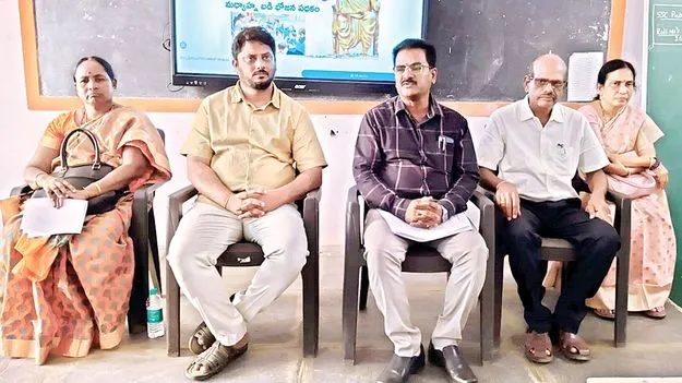 మధ్యాహ్న భోజనంపై పర్యవేక్షణ ఉండాలి: డీఈవో