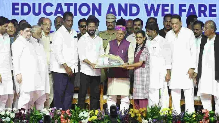 విద్యార్థులకు యంగ్ ఇండియా వెల్కమ్ కిట్స్ పంపిణీ చేసిన సీఎం రేవంత్ 