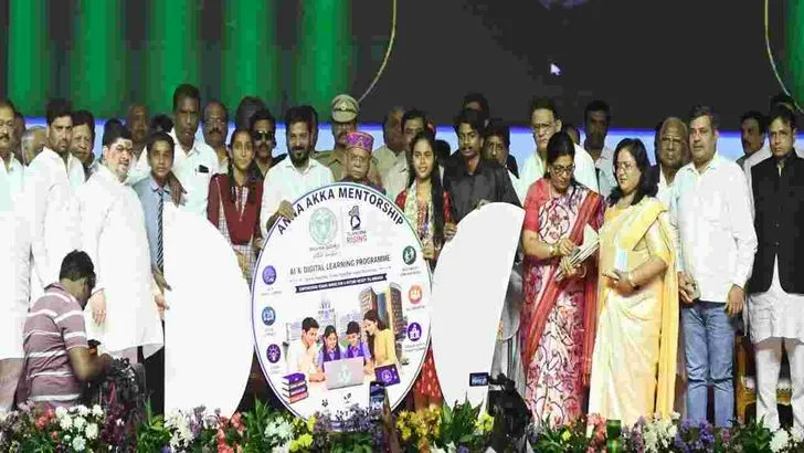 విద్యార్థులకు యంగ్ ఇండియా వెల్కమ్ కిట్స్ పంపిణీ చేసిన సీఎం రేవంత్ 