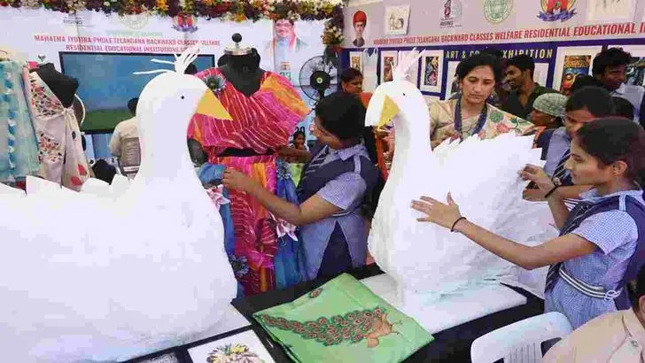 విద్యార్థులకు యంగ్ ఇండియా వెల్కమ్ కిట్స్ పంపిణీ చేసిన సీఎం రేవంత్ 